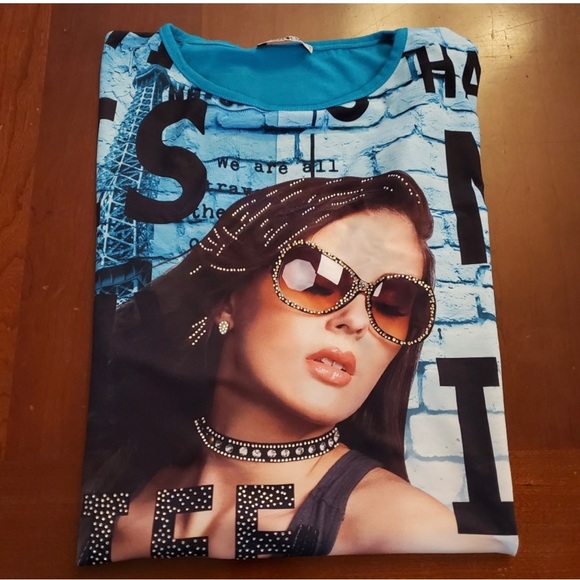 Moda color short sleeve blouse is a size Medium. - Picture 6 of 6